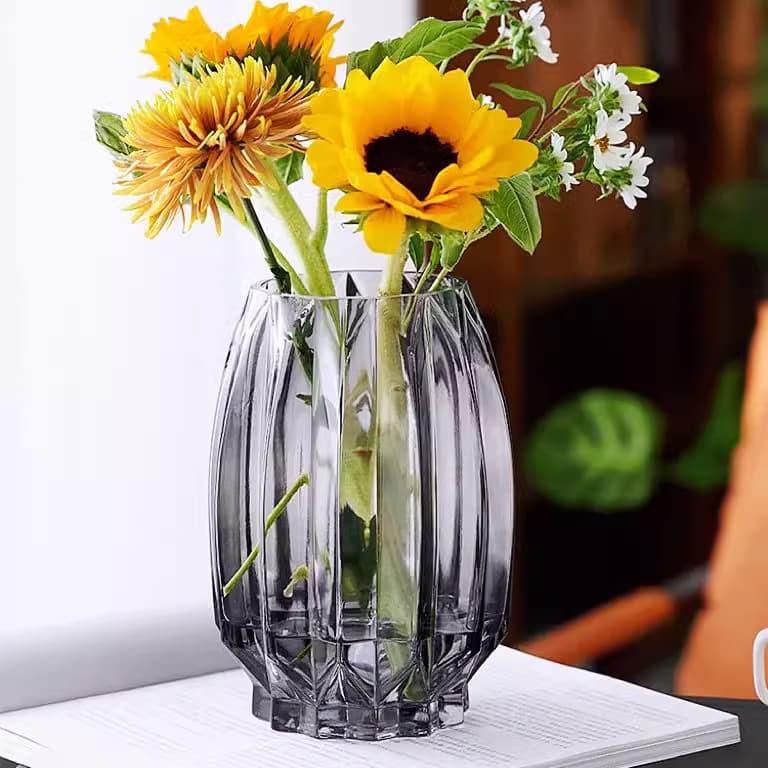 Nordic Clear Glass Vase detail 10